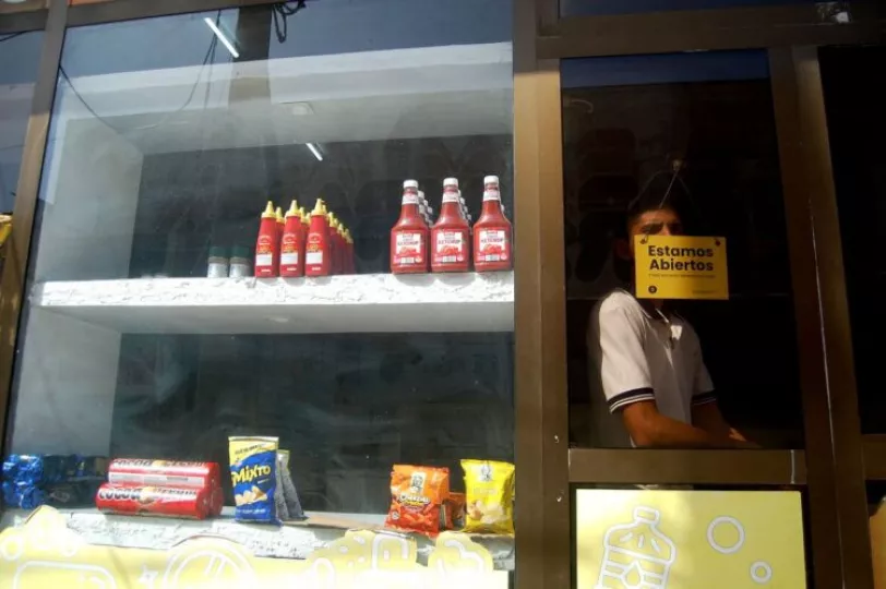 Estantes de un negocio en Cuba con escasa mercancía en medio de la crisis económica.
