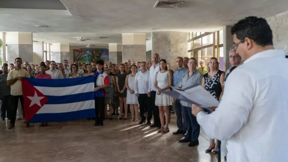 Diplomáticos cubanos siendo recibidos en el Ministerio de Relaciones Exteriores de Cuba tras su llegada desde República Dominicana.