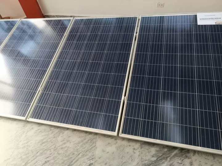Instalación de paneles solares en una de las sedes del ICAIC en Cuba.