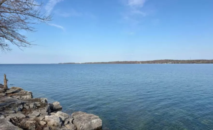 Vista aérea o panorámica del lago Ontario, el cual es objeto de una disputa política sobre su nombre.