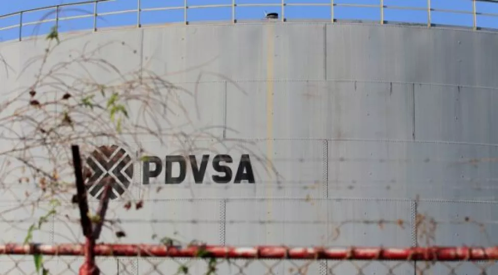 Instalaciones petroleras de la estatal PDVSA en operaciones de extracción.