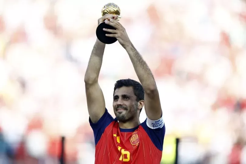El futbolista Rodri Hernández posando con los colores del FC Barcelona.