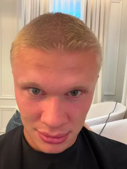Erling Haaland con su nuevo corte de pelo corto.