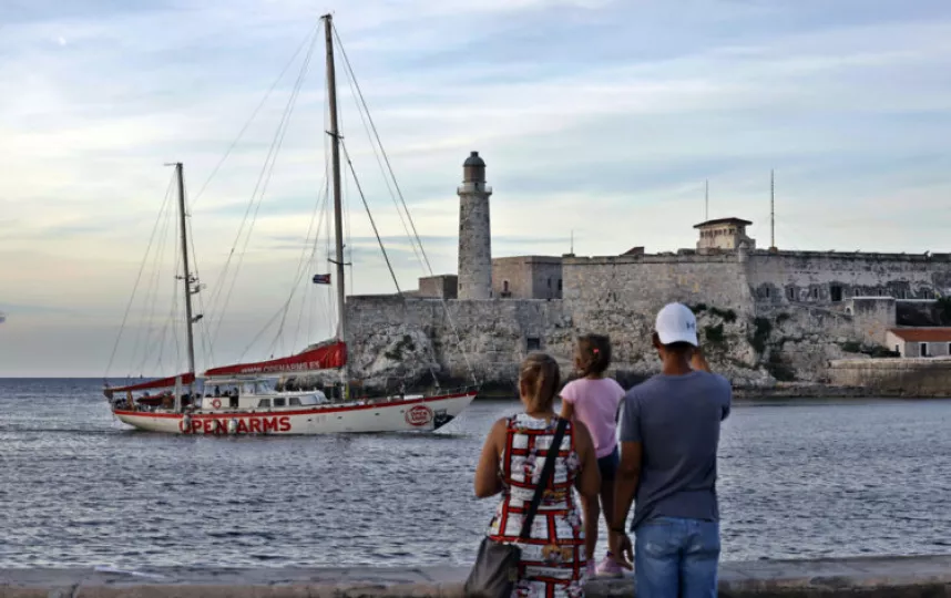 Vista del velero Astral de la ONG Open Arms atracado en la Terminal de Cruceros de La Habana durante su misión humanitaria.