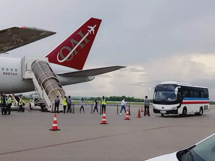 Avión en la pista de aterrizaje del Aeropuerto Internacional José Martí durante una operación de retorno de ciudadanos cubanos.