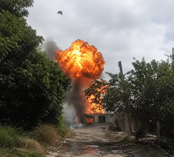 Vivienda en llamas tras una fuerte explosión en Arroyo Naranjo.