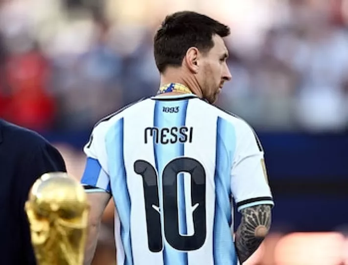 Lionel Messi vistiendo la camiseta de la Selección Argentina durante un partido oficial.