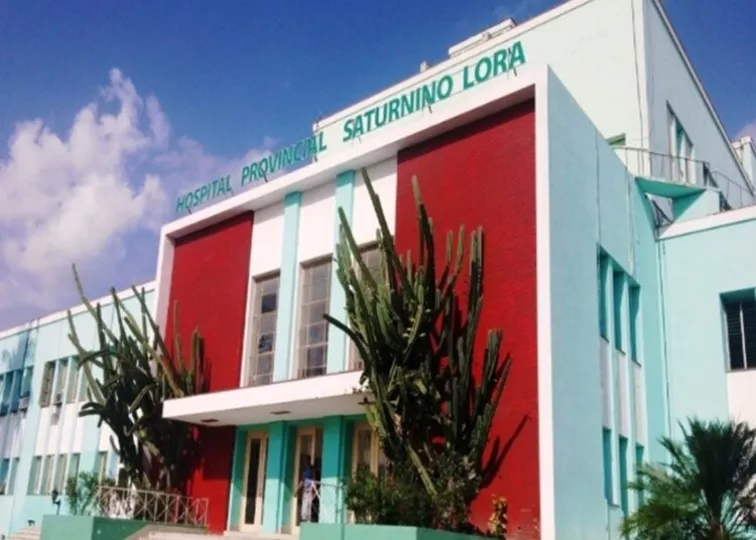 Vista exterior del Hospital General Saturnino Lora en Santiago de Cuba.
