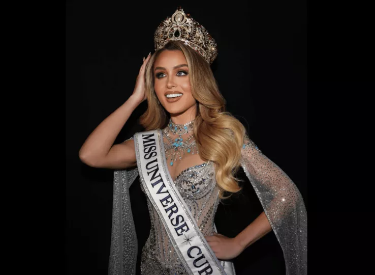 Mia Dio siendo coronada como la nueva Miss Universe Cuba 2026 en el escenario.