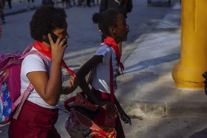 Estudiantes cubanos preparándose para el inicio del nuevo curso escolar en un entorno de limitaciones materiales.
