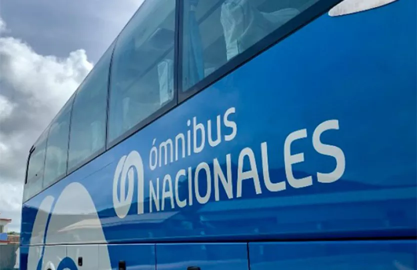 Nuevos ómnibus marca Yutong estacionados para cubrir la ruta nacional desde Holguín.