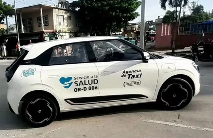 Automóviles eléctricos de color blanco estacionados destinados al traslado sanitario en Holguín.