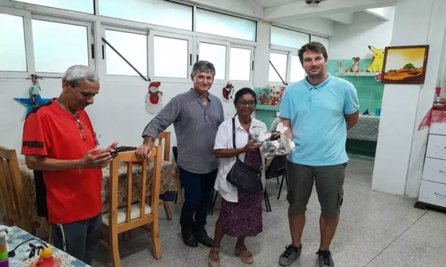 Representantes de la asociación francesa Ardenne Cuba junto a personal médico durante la entrega de donaciones en un centro psicopedagógico de Cienfuegos.