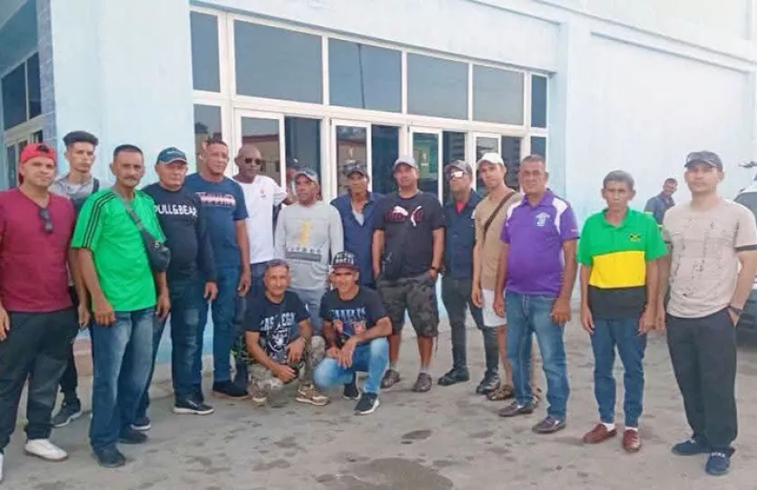 Grupo de linieros preparándose para trabajar en el sistema eléctrico nacional.