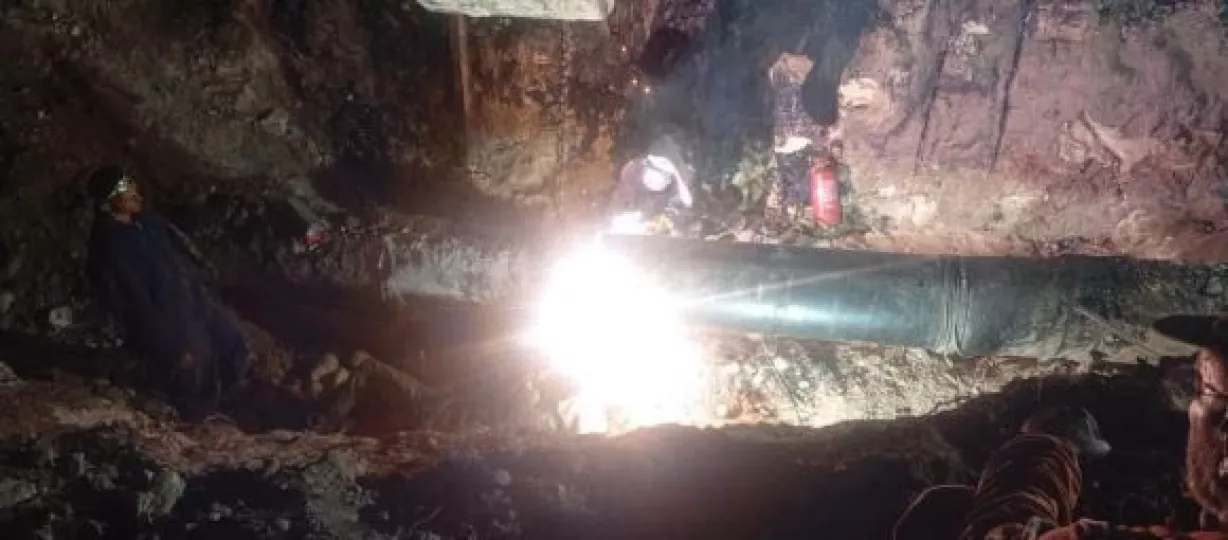Trabajadores petroleros realizando maniobras de reparación en la infraestructura del oleoducto.