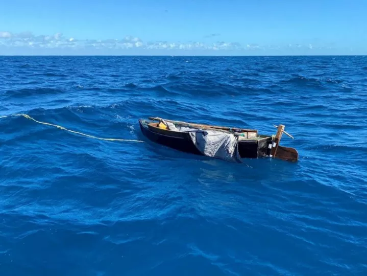 Grupo de balseros cubanos rescatados en el mar