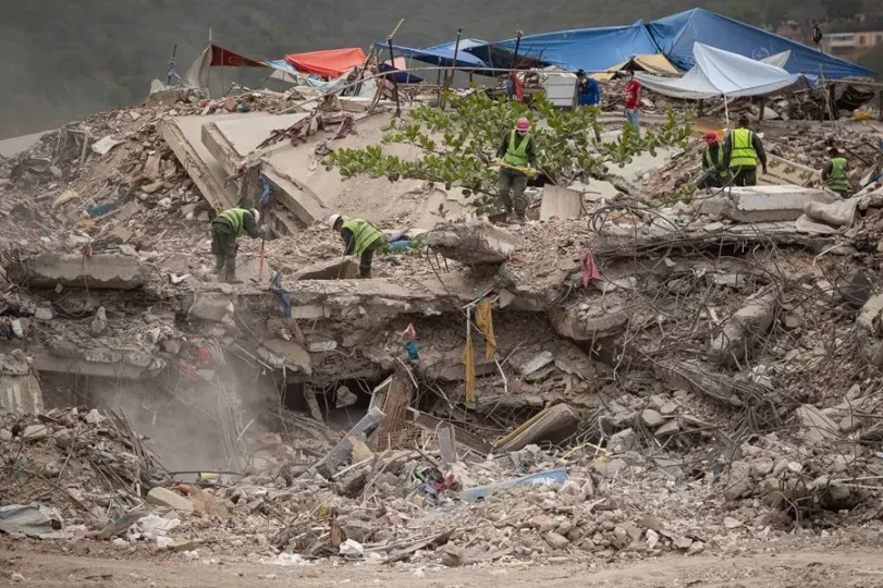 Vista panorámica de daños estructurales en el estado de La Guaira tras la actividad sísmica.