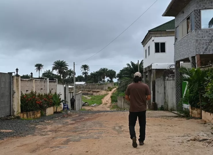 C., un hombre venezolano deportado a Liberia camina cerca del hotel donde los aloja el Gobierno de Joseph N. Boakai, en una imagen del 3 de septiembre de 2026, en Marshall, a 50 kilómetros de Monrovia.