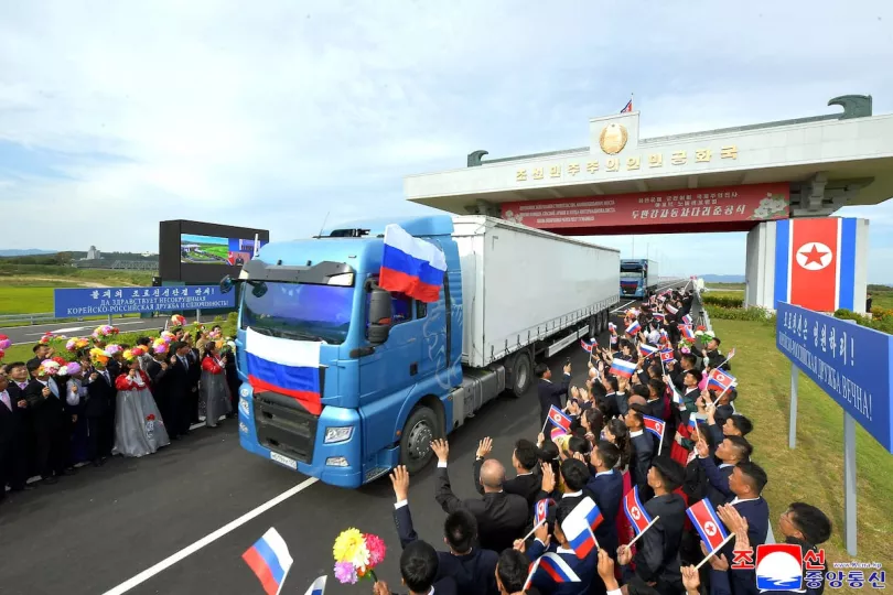 Un camión procedente de Rusia llega a Rason, en Corea del Norte, tras cruzar el primer puente de carretera sobre la frontera común, el lunes 7 de septiembre de 2026. Foto difundida por el Gobierno norcoreano.