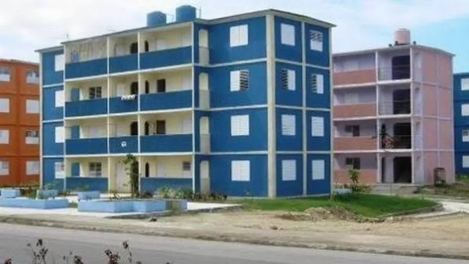 Los cubanos que aún no han logrado regularizar sus viviendas y otros inmuebles construidos sin cumplir todos los requisitos legales tendrán un año adicional para completar este importante proceso. 