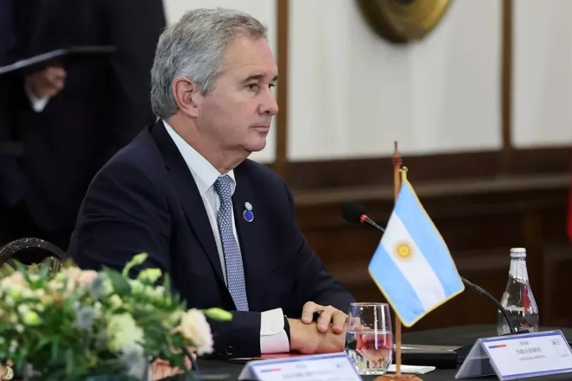 El canciller argentino Pablo Quirno durante una entrevista sobre la política exterior del país.