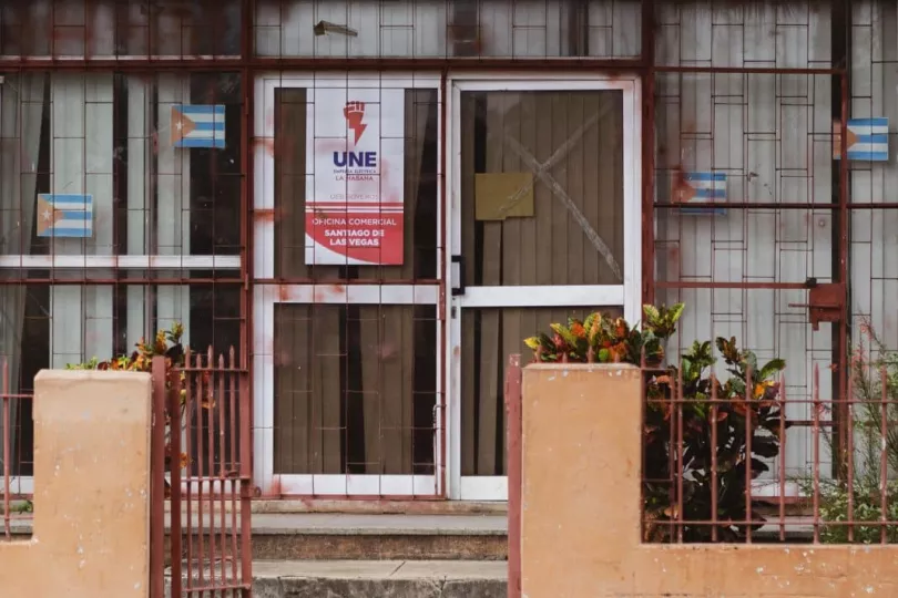 Infraestructura eléctrica en Cuba, incluyendo torres de alta tensión y componentes del sistema de distribución.