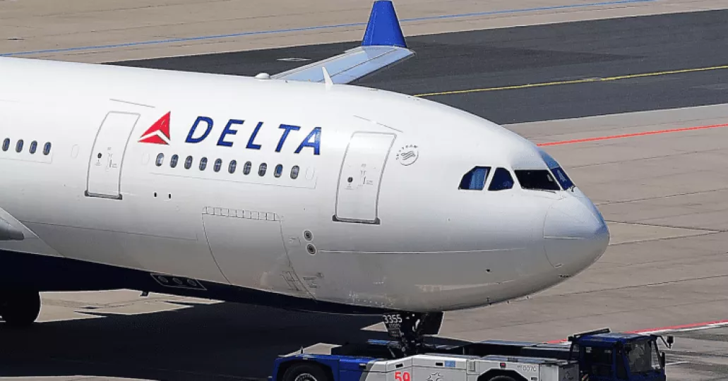 Avión de la aerolínea Delta estacionado en una pista de aterrizaje.