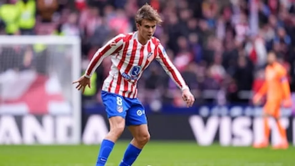 Pablo Barrios, mediocentro del Atlético de Madrid, disputando un balón en el centro del campo.