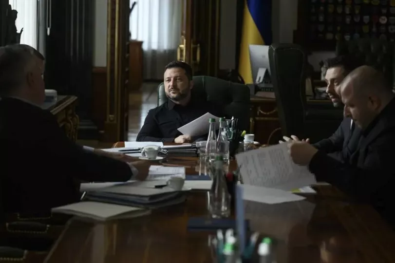 El presidente de Ucrania, Volodímir Zelenski, reunido con los emisarios estadounidenses Steve Witkoff y Jared Kushner.