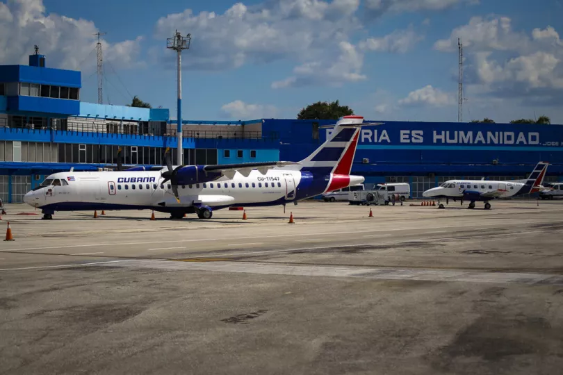 Avión de Cubana de Aviación en una pista de aterrizaje.