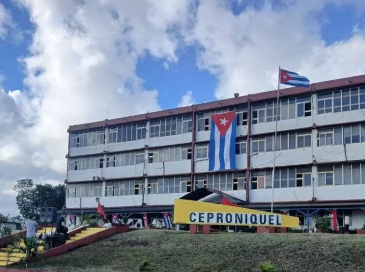 Logotipo y sede de la empresa Ceproniquel, una de las entidades sancionadas por el Gobierno de Estados Unidos.