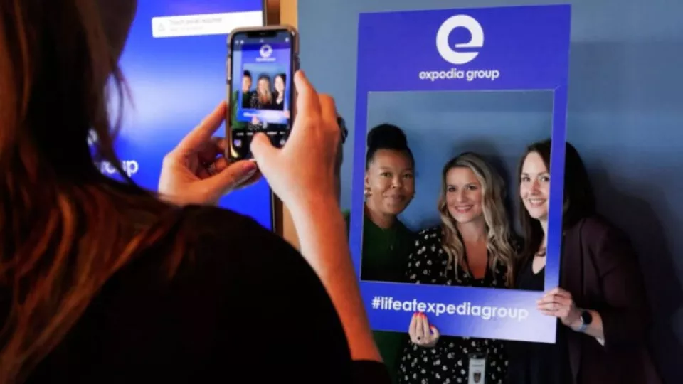 Logotipo y página web de Expedia Group