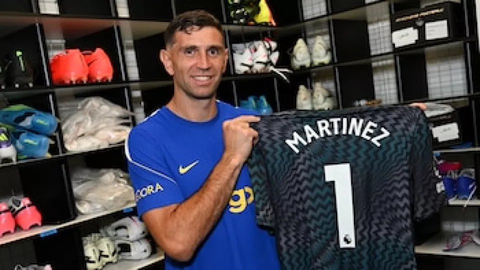 Emiliano Dibu Martínez vistiendo la indumentaria del Chelsea FC.