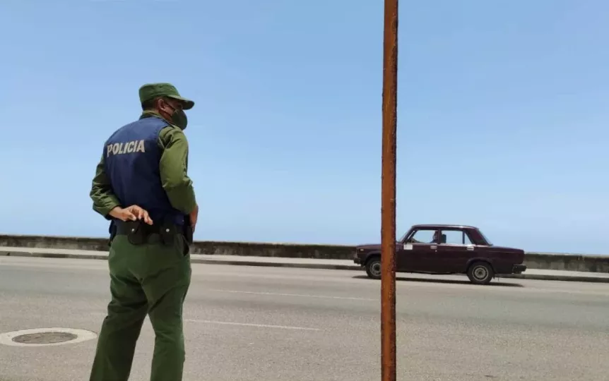 Vista panorámica del Malecón de La Habana con personas en el muro costero.