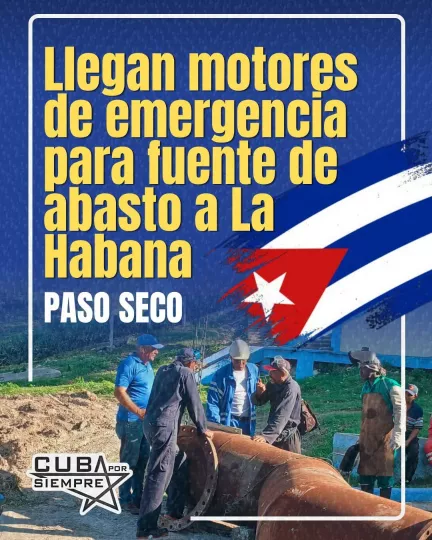 Personal técnico supervisando la llegada de nuevos motores industriales destinados a la infraestructura de bombeo de agua.