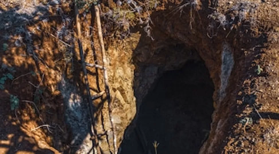 Mineros trabajando de forma clandestina en una excavación artesanal en suelo cubano.