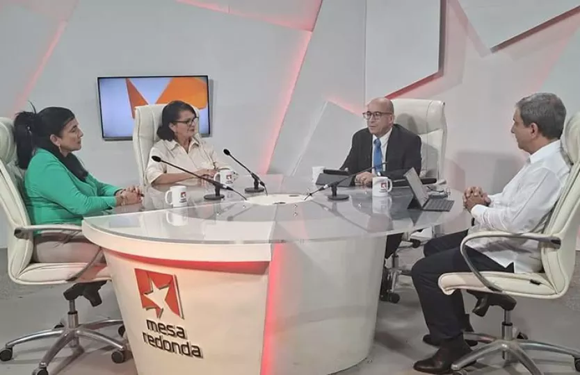 El Ministro de Educación Superior, Walter Baluja García, junto a otros directivos, durante su intervención en el programa televisivo Mesa Redonda.