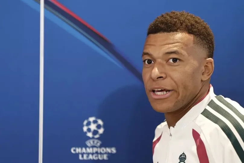 Kylian Mbappé durante una rueda de prensa oficial con el Real Madrid.