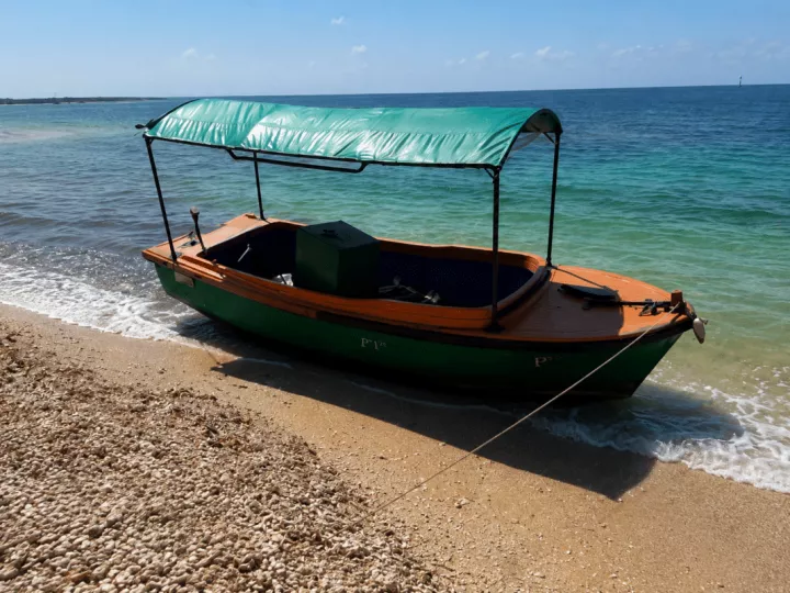 Embarcación de madera con casco verde utilizada por migrantes cubanos para llegar a las costas de Florida.