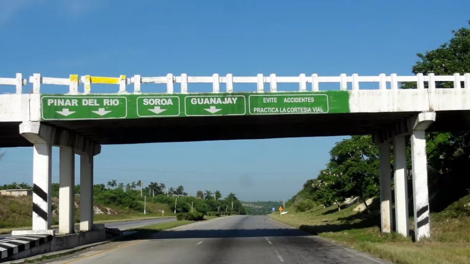 Trabajos de mantenimiento y señalización en el puente de la autopista sobre el río Quibú.