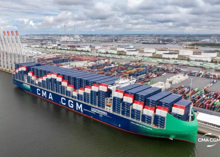 Contenedores de carga de la naviera CMA CGM apilados en una terminal portuaria.