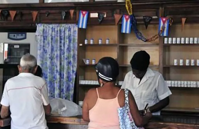 Mostrador de una farmacia comunitaria en Cuba con estantes de medicamentos.