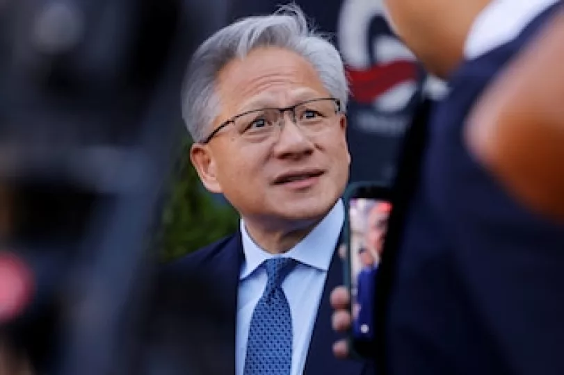 Jensen Huang, CEO de Nvidia, durante una presentación relacionada con inteligencia artificial.
