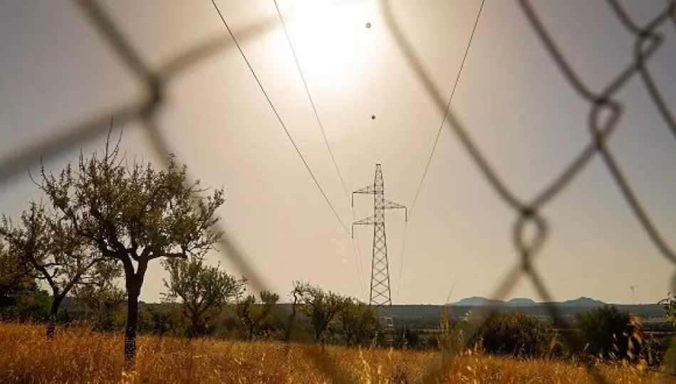 Transformador eléctrico y tendido de cables de alta tensión representando la situación del sistema energético.