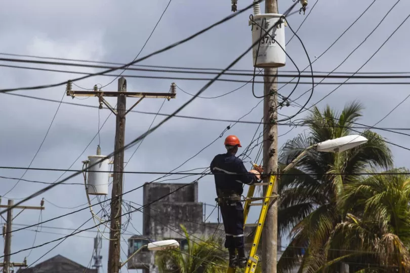 Transformador eléctrico en un poste de tendido eléctrico en Cuba.