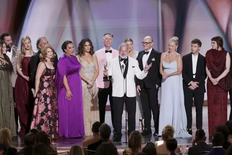 Escenario de la 78º edición de los premios Emmy en Los Ángeles con la estatuilla dorada.