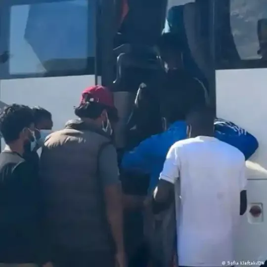 En Creta, refugiados suben a un autobús que debe trasladarlos a un centro de acogida. Grecia es uno de los cinco países de la UE que más impulsan la creación de los llamados centros de retorno fuera de Europa