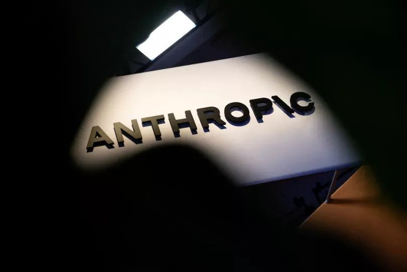 Anthropic decidió desconectar de internet a sus agentes de IA al darse cuenta que estaban hackeando webs