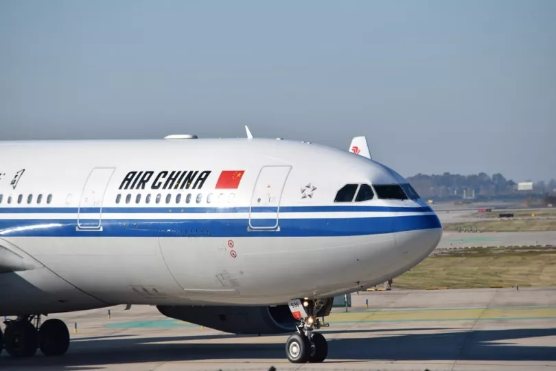 Avión de Air China en pista, representativo de las conexiones internacionales con Cuba.
