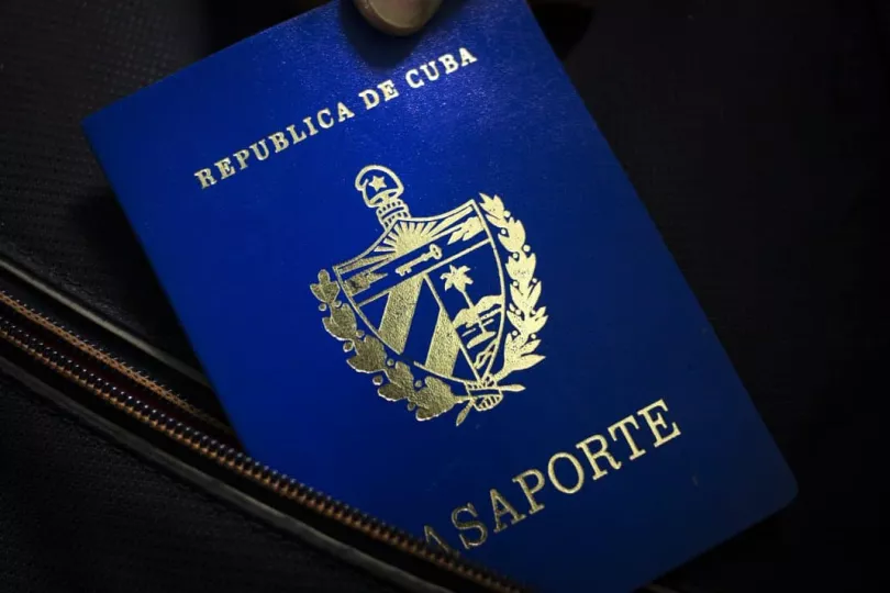 Pasaporte cubano sobre una mesa.